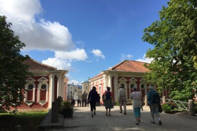 2 countries! Hill of Crosses, Rundale Palace and Bauska castle - Bauska Castle: 30 minutes, a tower view, and Game-of-Thrones vibes