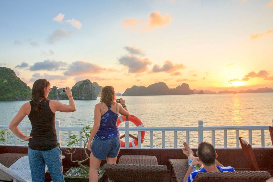 2-Day Royal Palace Ha Long Bay & Ti Top Island Cruise - Day 1: From Emerald Waters to Ti Top Island Views