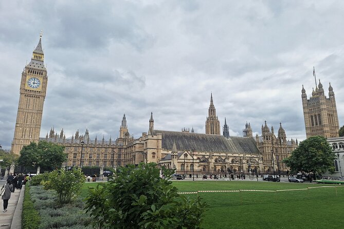 2 Hour Walking Tour from Buckingham Palace to Big Ben - A fast, focused royal-to-Whitehall route