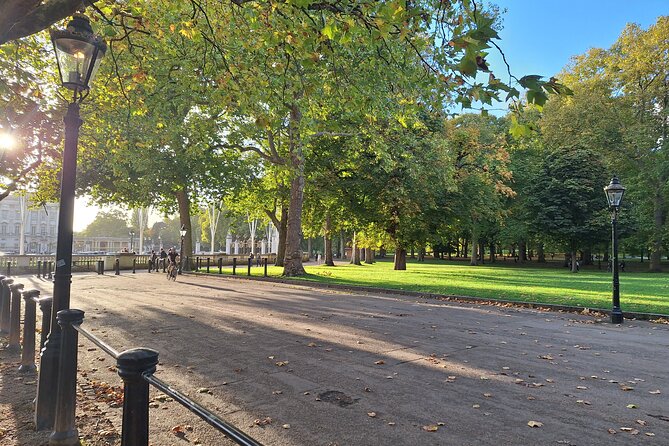2 Hour Walking Tour from Buckingham Palace to Big Ben - Clarence House: peeking through the gates