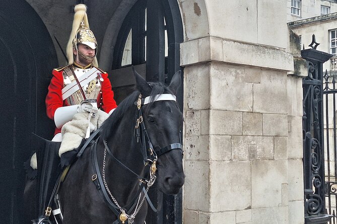 2 Hour Walking Tour from Buckingham Palace to Big Ben - Starting point: Machine Gun Corps Memorial and the Buckingham Palace entrance vibe