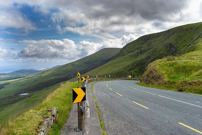 3-Day Blarney Castle, Ring of Kerry, & Cliffs of Moher Rail tour - Bunratty Castle and Folk Park: the morning stop that adds depth