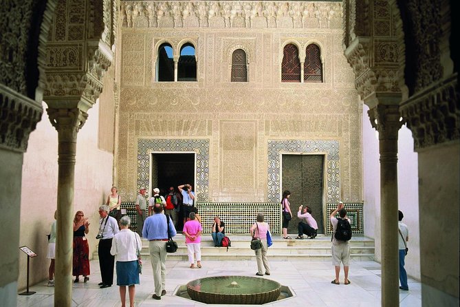 Alhambra Complete: Ticket Skip-the-Line Nasrid Palace and Generalife with Guide - Skip-the-line Alhambra access: why your timing matters