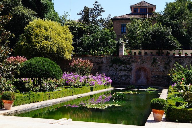 Alhambra Complete: Ticket Skip-the-Line Nasrid Palace and Generalife with Guide - Nasrid Palaces with Comares, Lions, and the meaning behind the details