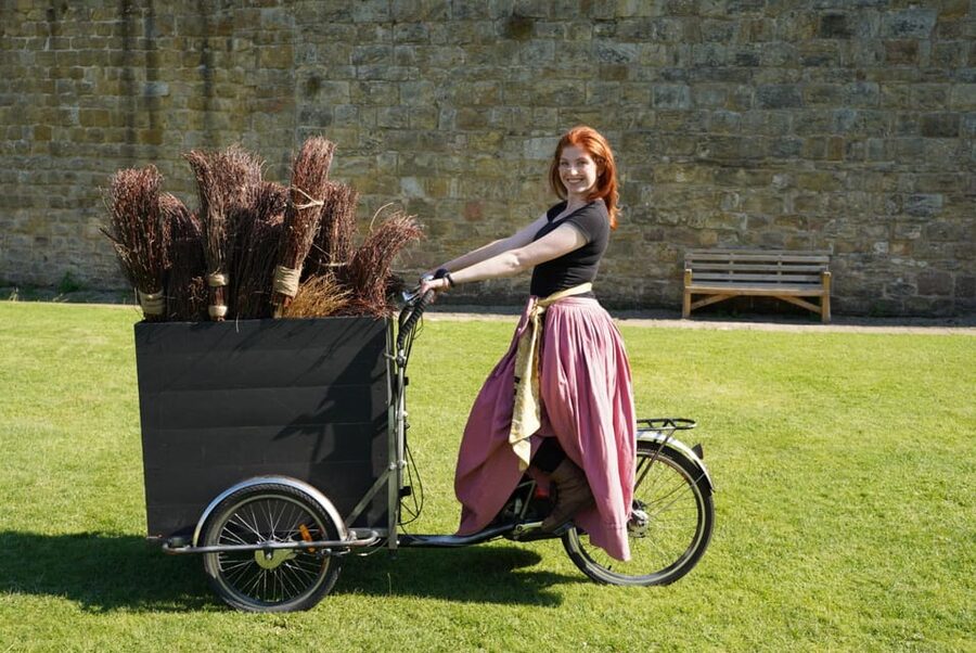 Alnwick: Alnwick Castle Ticket - Broomstick training with the resident wizard: fun with rules (and lines)