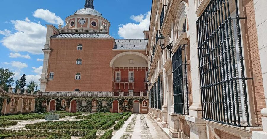 Aranjuez: Royal Palace Guided Tour - Queen’s Guard Room and Music Room: ceremony as a storyline