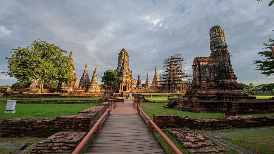 Ayutthaya One Day: Famous Temples & Bang Pa-In Palace Tour - Guides, timing, and the “keep the group together” challenge