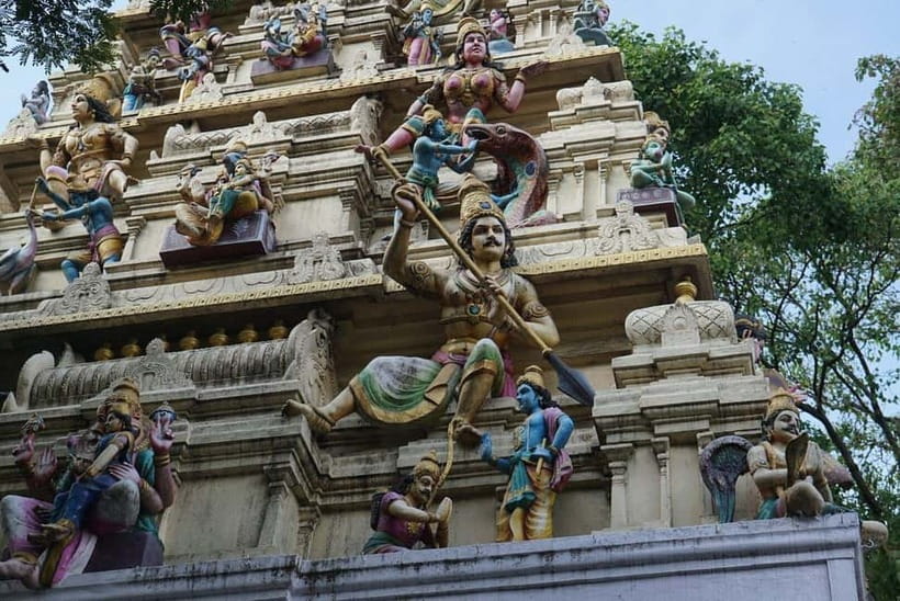 Bangalore: Palace, Temples, Fort & Markets Walking Tour - KR Market: fruit, flower, vegetables, and the real sound of the city