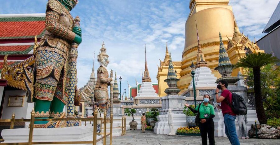 Bangkok: Grand Palace and Wat Arun Guided Walking Tour - Entering the Grand Palace and Wat Phra Kaew the right way
