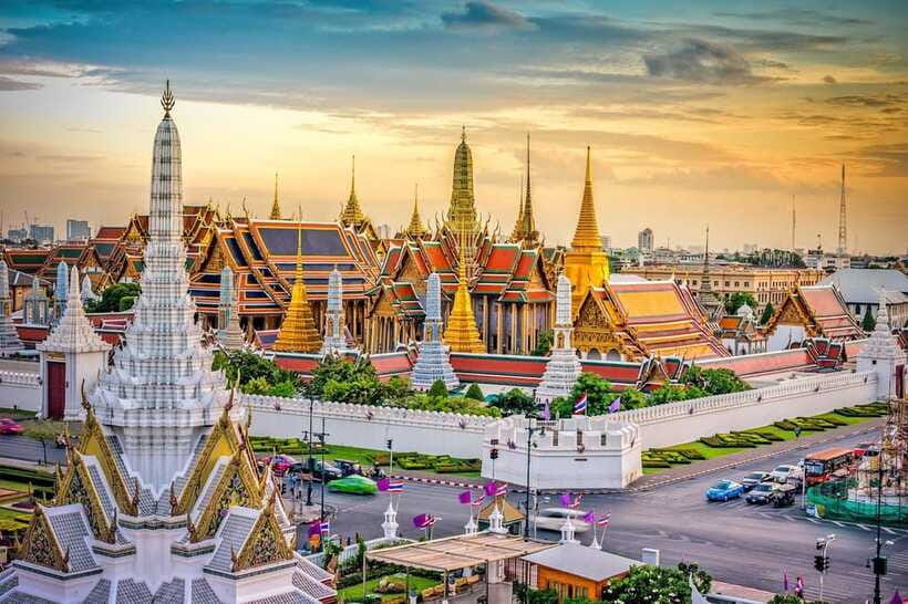 Bangkok: Grand Palace, Wat Pho, and Wat Arun Guided Tour - Crossing to Wat Arun: the Chao Phraya boat ride and a riverside payoff