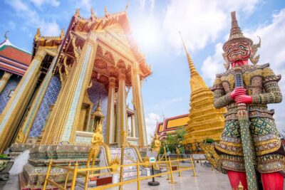 Bangkok: Grand Palace, Wat Pho, and Wat Arun Private Tour - Entering the Old City: Hotel Pickup and Getting Positioned