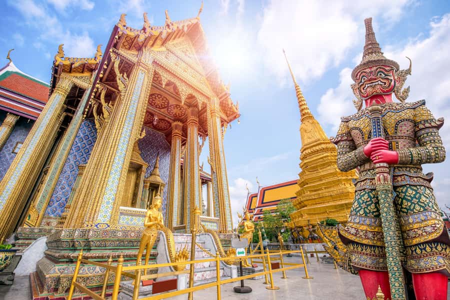 Bangkok: Grand Palace, Wat Pho, and Wat Arun Private Tour - Entering the Old City: Hotel Pickup and Getting Positioned