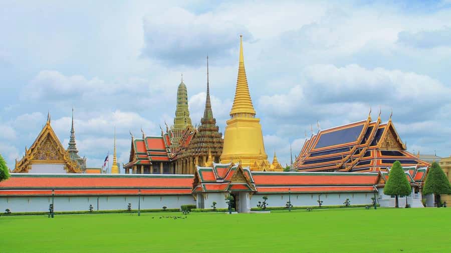 Bangkok: Grand Palace & Wat Pho Half-Day Private Tour - Emerald Buddha Temple: Where Rules Matter and Symbolism Gets Real