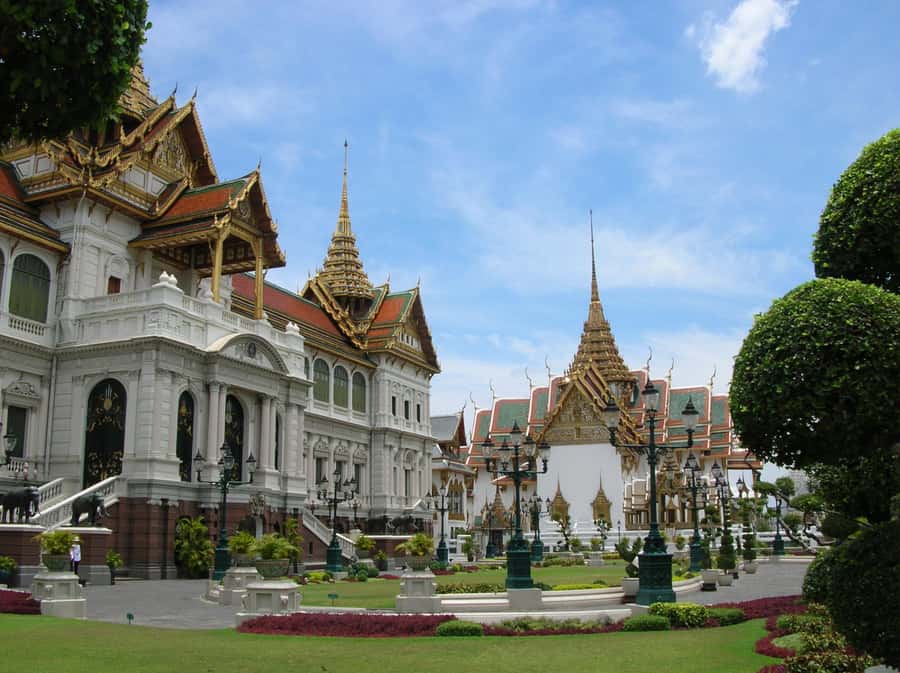 Bangkok: Grand Palace & Wat Pho Half-Day Private Tour - Wat Pho: The Reclining Buddha’s Scale Will Trick Your Brain