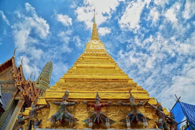 Bangkok: Grand Palace, Wat Pho, Wat Arun Sacred & Local Tour - Pak Khlong Talat flower market: your color reset at the end