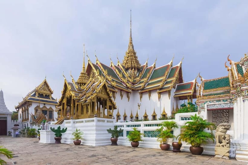 Bangkok: Grand Palace, Wat Pho, Wat Arun Sacred & Local Tour - Getting around: why the boat, tuk-tuk, and ferry add real value