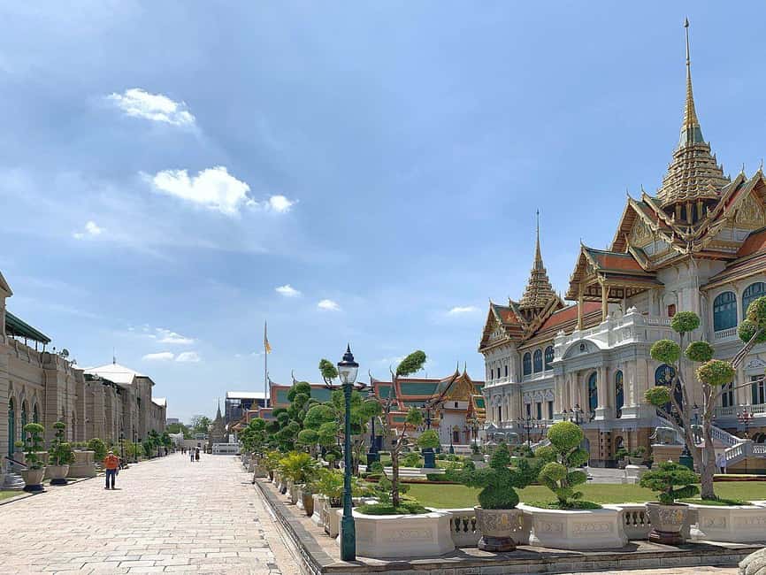 Bangkok: Grand Palace, Wat Pho & Wat Arun Tour in Italian - Grand Palace: Wat Phra Kaew inside the royal walls