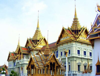 Bangkok: Grand Palace, Wat Pho & Wat Arun Tour in Italian - Meeting at BTS Saphan Taksin and heading to Sathorn Pier