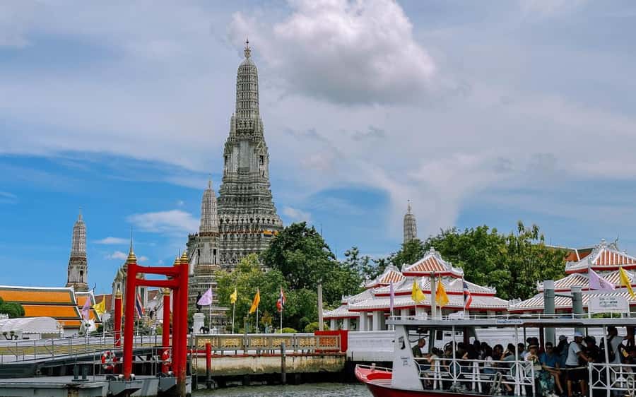 Bangkok: Grand Palace, Wat Pho, & Wat Arun Walking Tour - Starting at Tha Tian Pier: how the day gets going