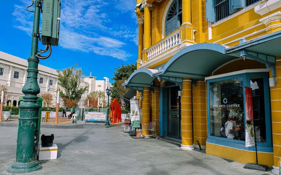 Bangkok: Grand Palace, Wat Pho, & Wat Arun Walking Tour - Guides, timing, and small-group value (what really makes it worth $61)