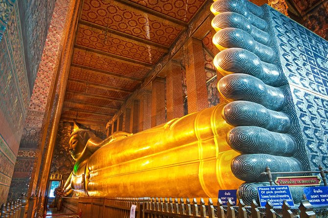 Bangkok Royal Road - Top 3 Major Monuments (Grand Palace, Wat Pho, Wat arun) - Wat Arun, Temple of Dawn: looking up at a 70m Khmer-style spire