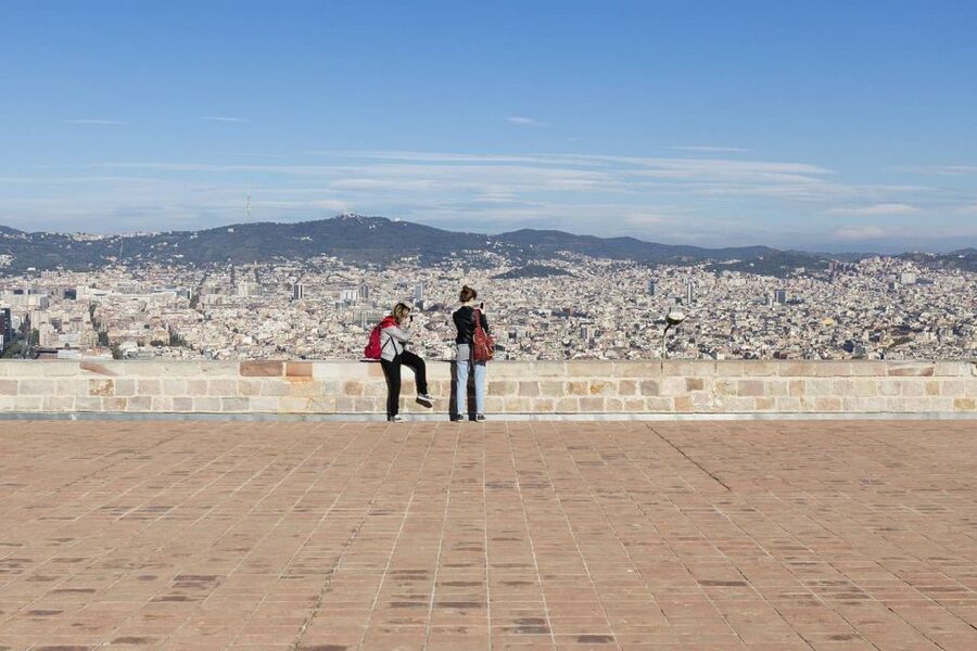 Barcelona Cable Car Sky Views, Magic Fountain & Castle Visit - Where the day ends: Plaça d’Espanya or the fountain area