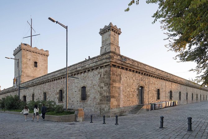Barcelona: Old Town, Montjuic Castle, Cable Car Small Group Tour - Palau Guell: Gaudí’s early talent in a private facade