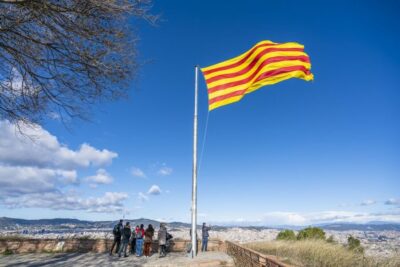 Barcelona: Walking tour with Montjuic Castle & Cable Car - Meeting at Palau Moja and starting in the right part of town