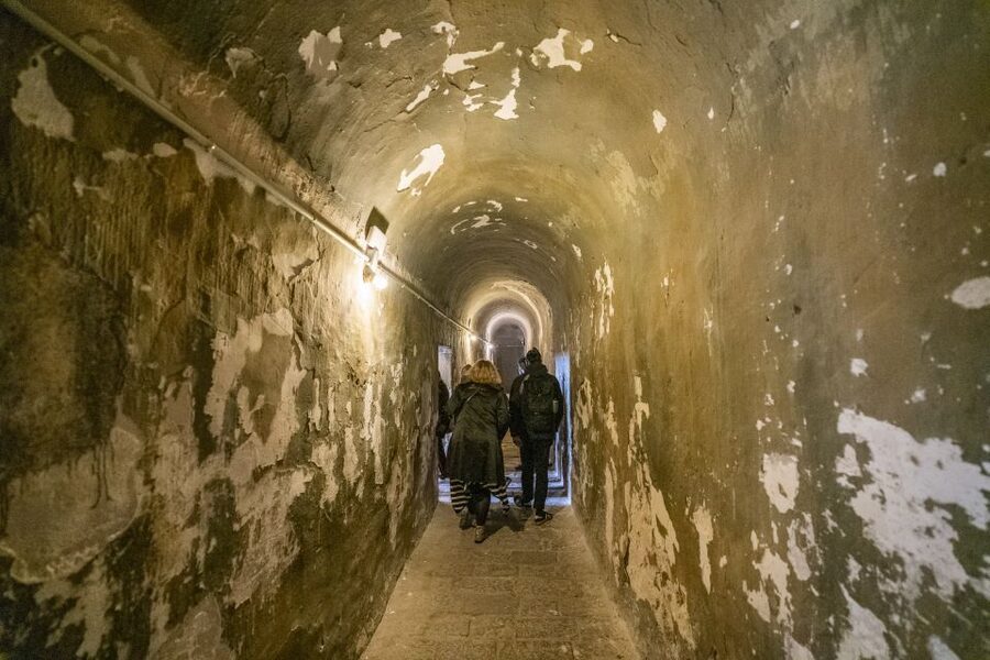 Barcelona: Walking tour with Montjuic Castle & Cable Car - Montjuïc Castle: dungeons, tower views, and a real fortress feel