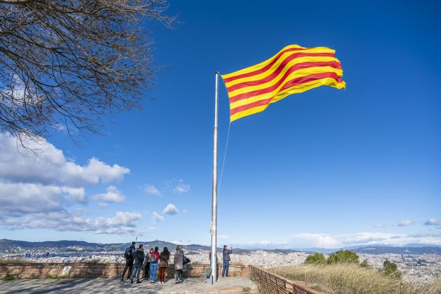 Barcelona: Walking tour with Montjuic Castle & Cable Car - Meeting at Palau Moja and starting in the right part of town