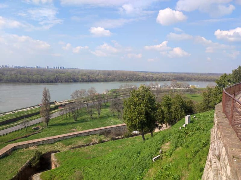 Belgrade: Guided City Tour and Kalemegdan Fortress Visit - The oldest kafana in Belgrade: tradition you can step into