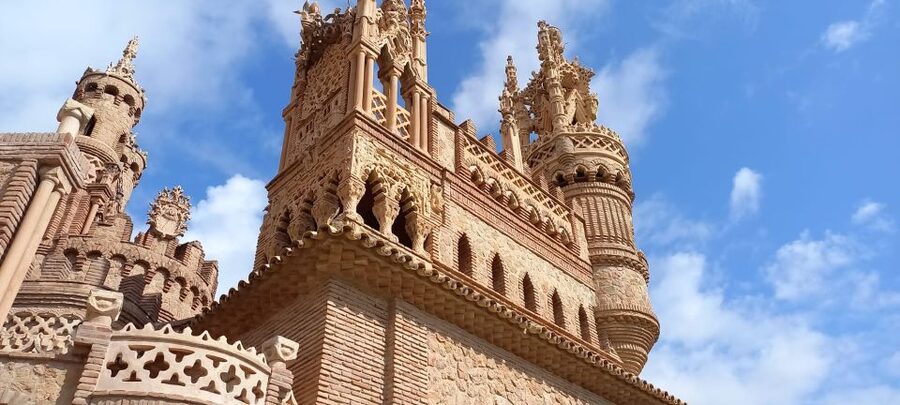 Benalmadena: Colomares Castle Tour with Entry Ticket - The guided route: how the Columbus story fits the stonework