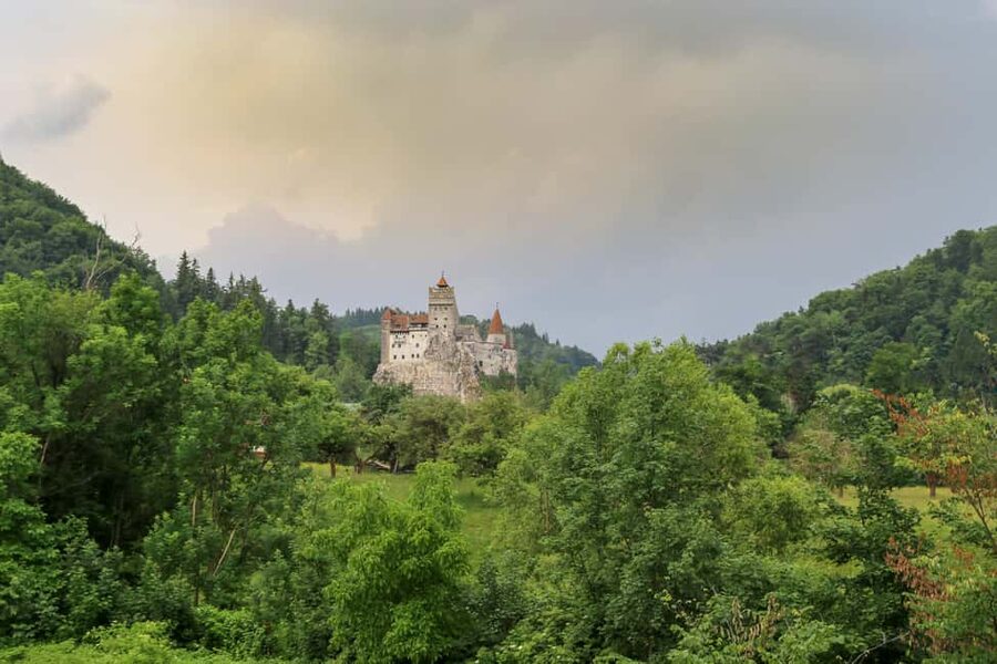 Brașov: Bran, Râșnov, and Peleș Castles Tour with Guide - Bran Castle: Gothic Chambers, Vlad-Linked Legends, and New Rules
