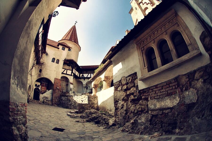 Bucharest: Dracula Castle, Peles Castle & Brasov Guided Tour - Bucharest to Sinaia: why this day trip starts with Peleș