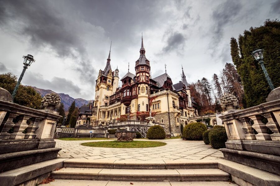 Bucharest: Dracula Castle, Peles Castle & Brasov Guided Tour - The 14-hour reality: breaks, driving time, and traffic surprises