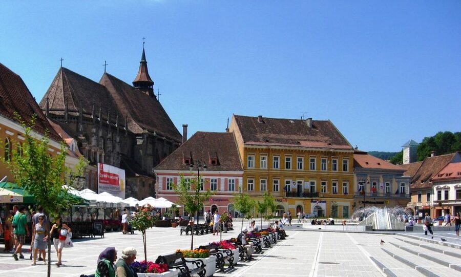 Bucharest: Dracula's Castle, Peles Castle, & Brasov Old Town - Guides make the day: humor, clarity, and story accuracy