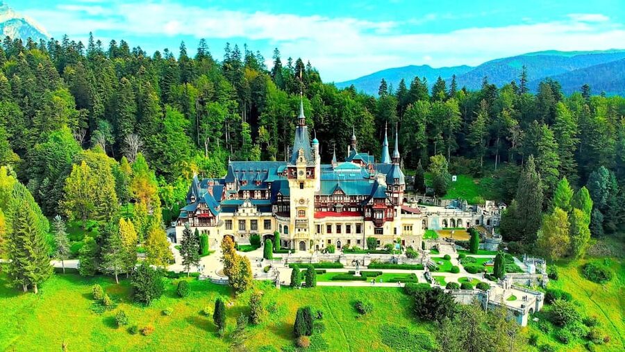 Bucharest: Peles Castle, Bran Castle, & Brasov Old Town Tour - Bran Castle: Dracula Lore Meets a Border-Fortress Story