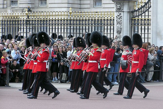 Buckingham Palace, Change the Guard & Crown Jewels Tour - White Tower and the Gift Shop finish