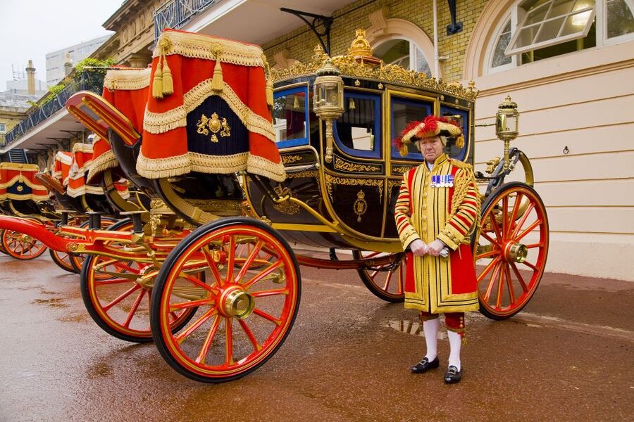 Buckingham Palace: The Royal Mews Entrance Ticket - Multimedia tour in 9 languages: how the narration makes the coaches make sense