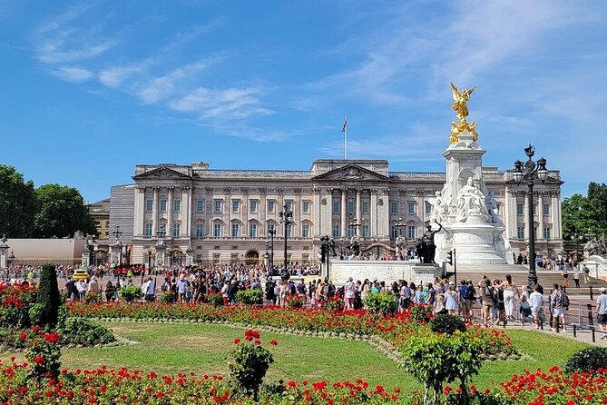 Buckingham Palace: Walking Tour with Entry & Audio Guide - St James Square to St James Park: why this walk is more than a warm-up