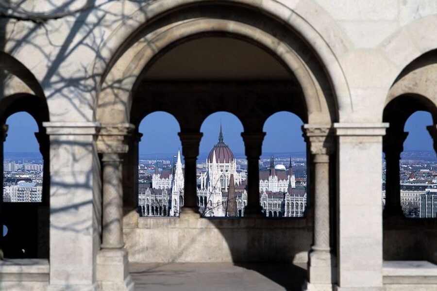 Budapest: 3-Hour Grand City Tour and Castle Walk - Castle Walk to Fisherman’s Bastion and Matthias Church Exteriors
