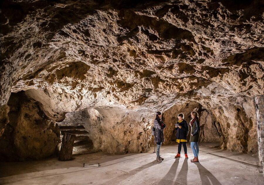Budapest: Buda Castle Cave Tour - Getting Oriented: Trinity Square vs. Dárda Street