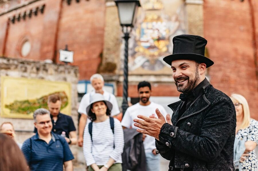 Budapest: Buda Castle District Vampires and Myths Night Tour - Meeting point and getting your bearings at Kilometre Zero