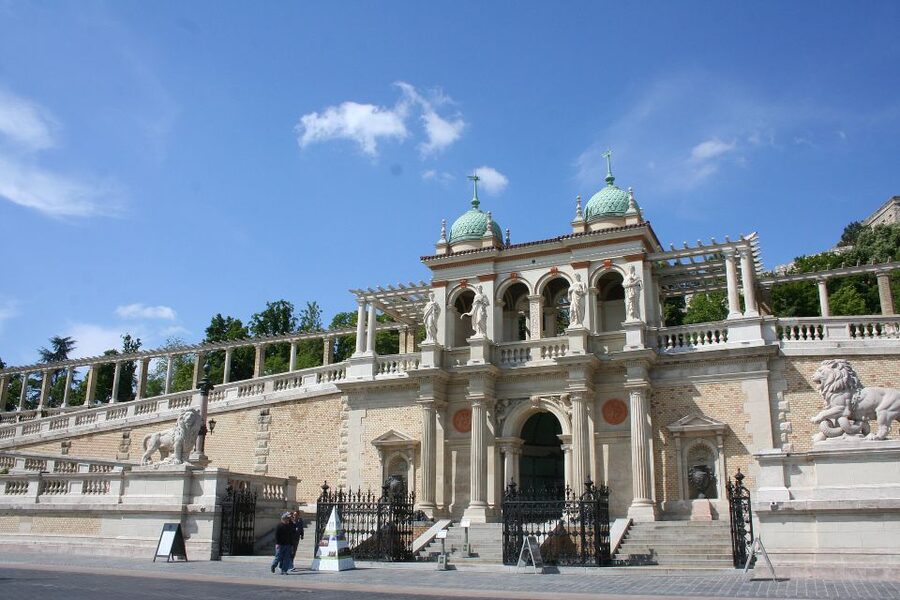 Budapest: Buda Castle Private Walking Tour - Entering the Castle District: Why This Walk Beats a Rush