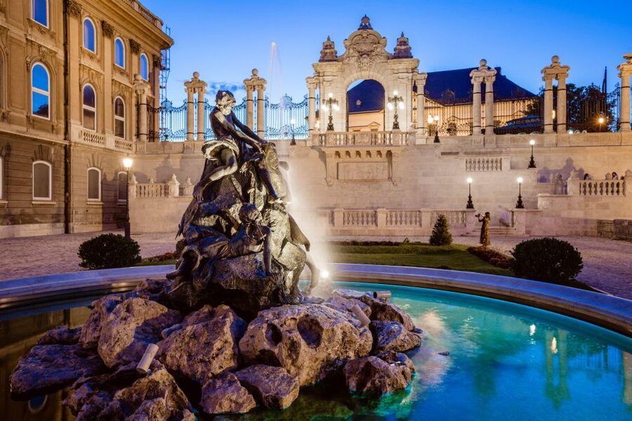 Budapest: Buda Castle Walk with Saint Stephen's Hall - Savoyai Terrace start: finding your group fast in a busy reconstruction zone