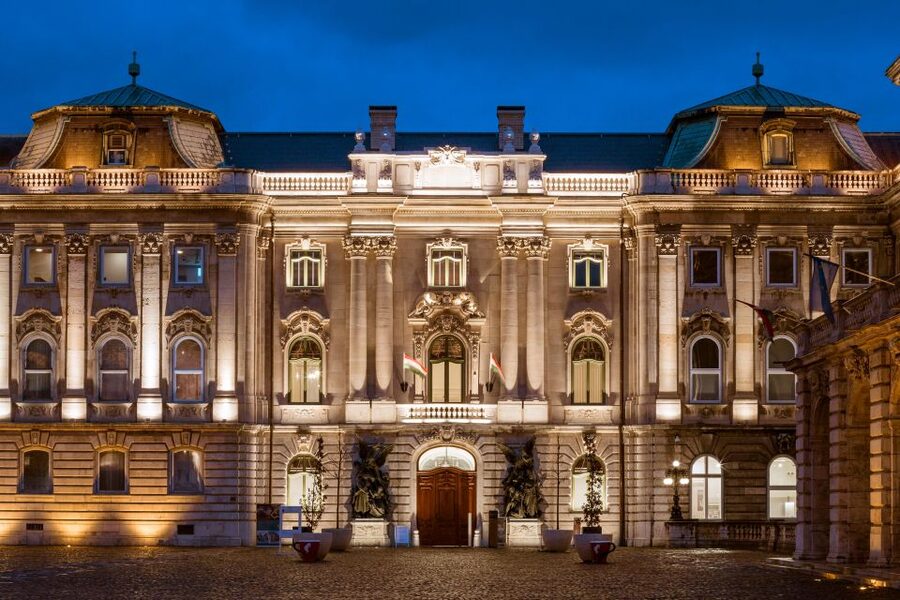 Budapest: Buda Castle Walk with Saint Stephen's Hall - Who this tour fits, and who should adjust plans
