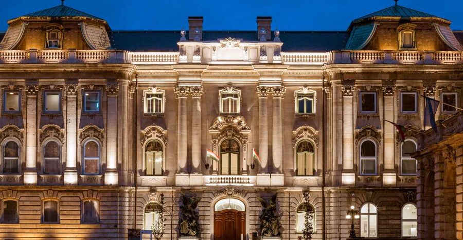 Budapest: Buda Castle Walk with Saint Stephen's Hall - Practical tips that make your day smoother