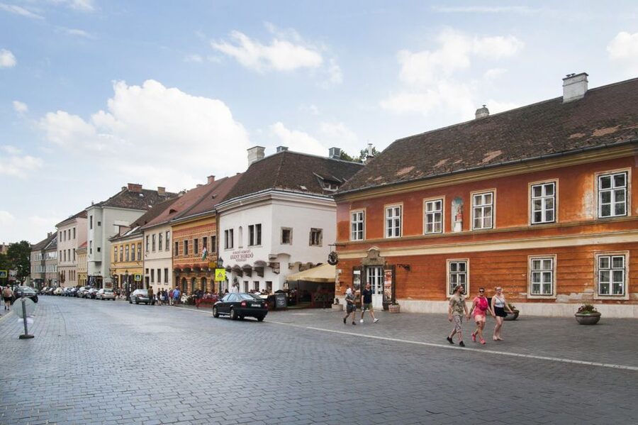 Budapest: Buda Castle Walking Tour in German - Entering the Buda Castle District, one step at a time