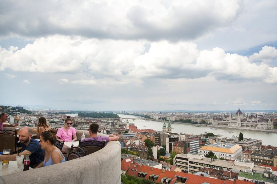 Budapest: Buda Castle Walking Tour in German - Danube views and bridge spotting: making the river real