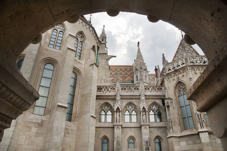 Budapest: Buda Castle Walking Tour in German - From Szentháromság Square to Matthias Church: your orientation point